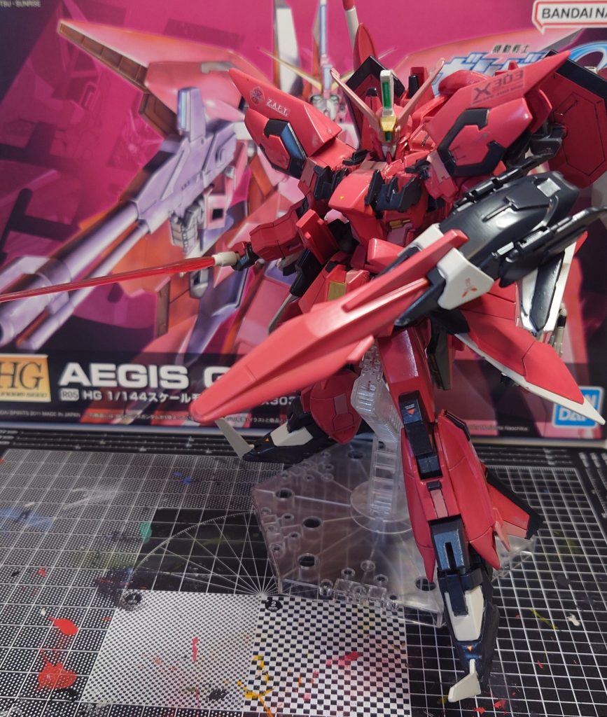 本機はビームサーベルも装備しています。高速戦闘機がサーベル構えるとカッコいいし強そうです