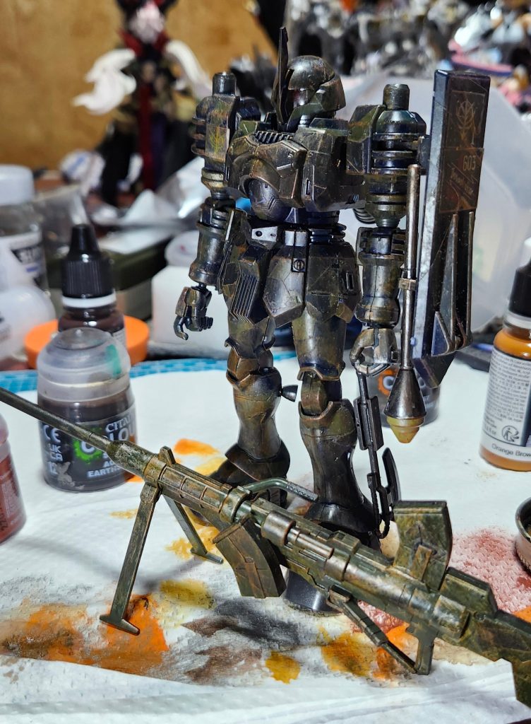 汚し方の手順俺の汚し方は以下のとおりである➀ドライブラシでシルバーを乗せる(スタンピングでも構わない)②ドライブラシで赤錆　茶錆を乗せる➂イエローやシェードなどの好みでウォッシングを行う④オイル系の色をのせる⑤やりすぎたと思ったらマジックリンなどで拭き取る⑥ウォッシング系のカラーは濃度が強いため水に濡らした筆で調整すると塩梅が良くなりウェザリングにメリハリが付く&nbsp;