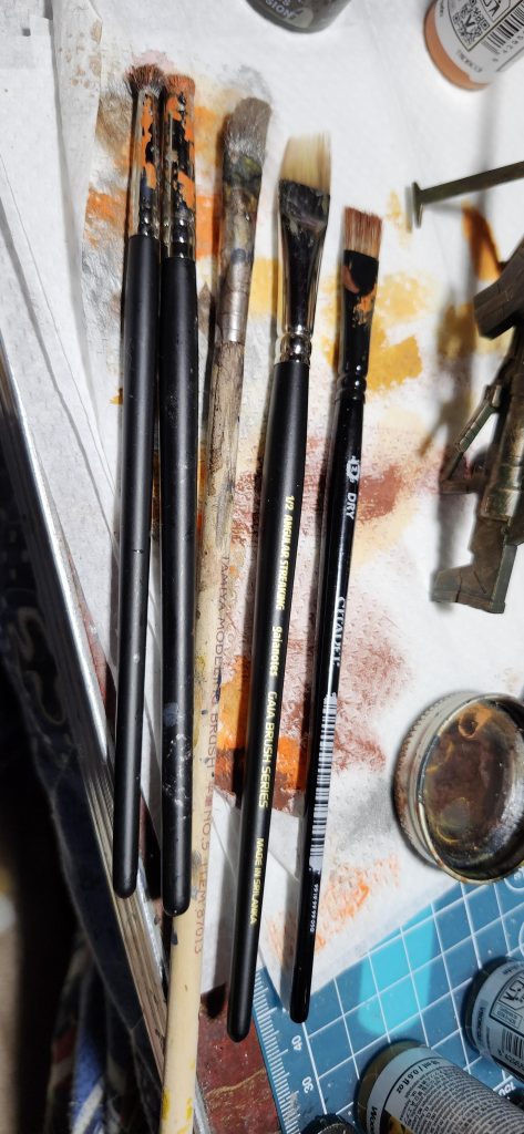 コシのある強い筆の作り方安い筆はどうしても痛んでしまうがライターなどで筆先を2秒ほど焼くことでコシの強い筆に仕上げることができる俺の使っている筆はタミヤの平筆シタデルカラーのドライブラシ筆Mr.ホビーのドライブラシ筆ガイアノーツのストレーキング用筆(雨垂れ表現等々)