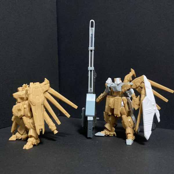 右手にハイパーなメガの奴、左手にハイパーなメガの奴。これだよ〜笑！！これがやりたかったんだよ。左肘に0.8mmプラ板導入強度、厚さちょうどいいとこ来た。右肘と両膝、0.8に入れ替えるか悩む。思い切って二重関節も検討するか🤔。そして先人の知恵、プラ棒を軸に腕を形成する。かっちりしてる。シールドはノーマルシールドにネオジムでハイパーなメガの奴固定。両手首ついてないけど、めちゃかっけー😭😭　あと連日ですんませーん！（2枚目）