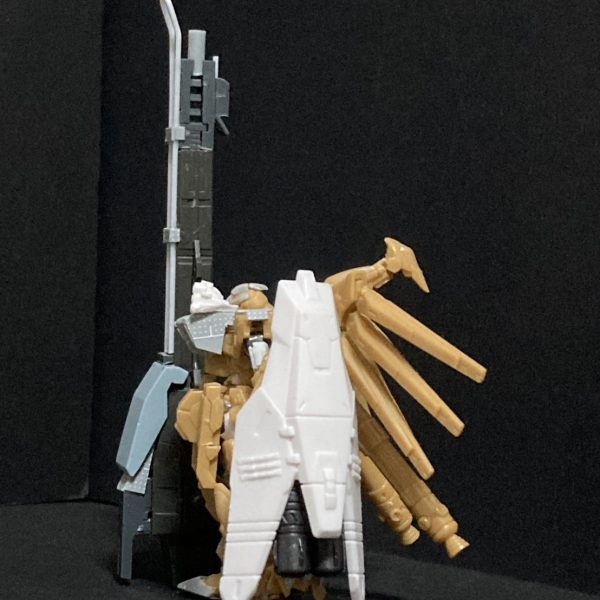 右手にハイパーなメガの奴、左手にハイパーなメガの奴。これだよ〜笑！！これがやりたかったんだよ。左肘に0.8mmプラ板導入強度、厚さちょうどいいとこ来た。右肘と両膝、0.8に入れ替えるか悩む。思い切って二重関節も検討するか🤔。そして先人の知恵、プラ棒を軸に腕を形成する。かっちりしてる。シールドはノーマルシールドにネオジムでハイパーなメガの奴固定。両手首ついてないけど、めちゃかっけー😭😭　あと連日ですんませーん！（3枚目）