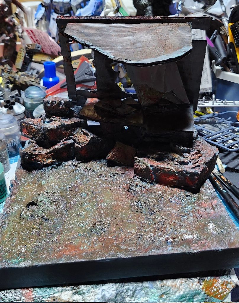 　　　　　作り方スチレンフォームにツールウォッシュ(塗料洗浄の溶剤であれば構わない)を含ませた筆を塗布するそうすると表面が粗く溶けるこの時撮影用のプラモを立たせられるように表面を整えておくといい粗方仕上げたら　サーフェイサーなどで下地を作るそれからはエアブラシや筆塗り等々で好きな様に塗装する