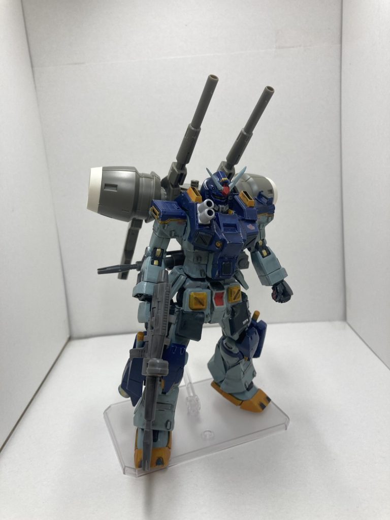 ミドルアーマーガンダム・拠点防衛パックそもそもミドルアーマーガンダムの開発はこの拠点防衛パックをベースに開発されました。それに合わせて劇中のウォールシールドも開発され先行でマイセンのもとに届けられました。拠点防衛パックは大型のエネルギータンクを積載し肩部ビームキャノンの運用を可能としています。残弾がなくなり次第パージし、ここぞという時はアーマーパージ状態にもできるマルチな仕様となっています。劇中のミドルアーマーガンダムはマイセンの戦闘スタイルに合わせて本人がオーダーをかけた、マイセンカスタムになっています。胸部スモークディスチャージャーなどはこのパックの名残です。ただ近接戦時に案外使えると本人も気に入り多用しているようです。