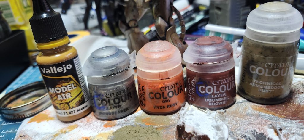 ウェザリング➀まずシルバーでドライブラシ②赤錆でドライブラシ➂茶錆でドライブラシ④イエローで全体をウォッシング⑤脚に土汚れを施す