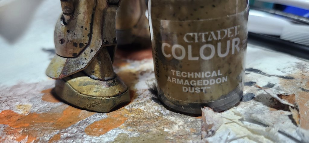 テクニカルなスグレモノ写真のシタデルカラーは乾燥するとリアルな土汚れを表現することができるこれは塗料の中にテクスチャ表現を可能にする粒子が含まれているからである