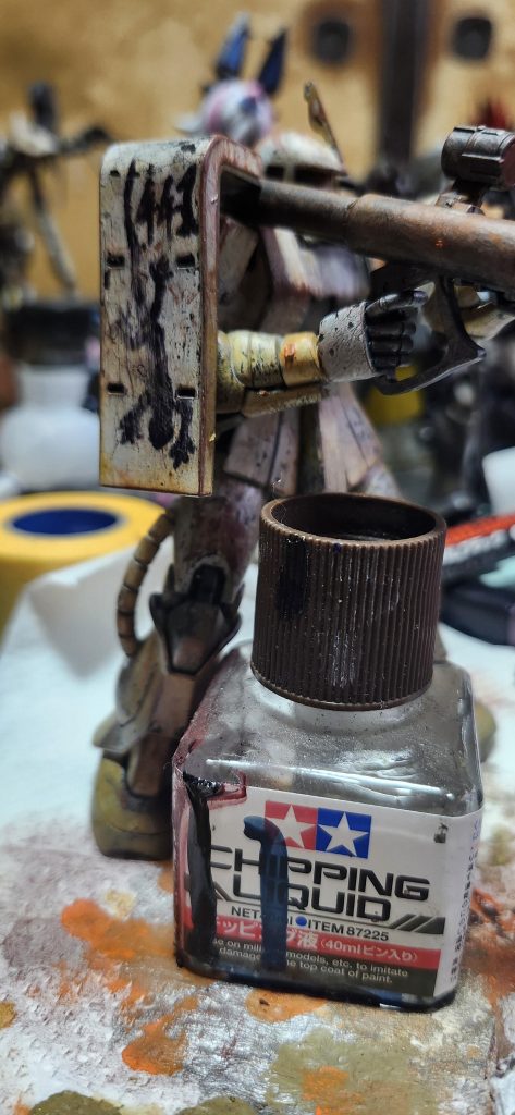 特徴的なチッピング表現の再現➀まず使用するのはタミヤのチッピング液②白にするパーツに黒サフなどを吹いて下地をつくる➂下地にチッピング液を水で薄めた筆を塗布する④乾燥するまで待つ⑤乾燥したらホワイトで塗装する⑥乾燥したザクを10分ほど水に漬ける⑦歯ブラシでザクを磨く下地にのせる塗料は水性塗料の方が剥がしやすいがラッカー塗料でも十分な剥がし表現は出来るので好みで構わない　　　　　　余談ホワイトを調色するときはダークアースとつや消しレッドブラウンを少量入れると兵器感のあるくすんだホワイトが仕上がる