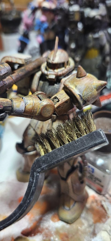 擦れたダメージ表現➀ダイソーの金属ブラシで一心不乱に削り続ける②胴体などは削りにくいのでデザインナイフでダメージ表現をするといい➂削り過ぎると整形色が見えてしまうが後述のウェザリングで誤魔化せるので問題はない　　　　　　余談ホワイトを調色するときはダークアースとつや消しレッドブラウンを少量入れると兵器感のあるくすんだホワイトが仕上がる