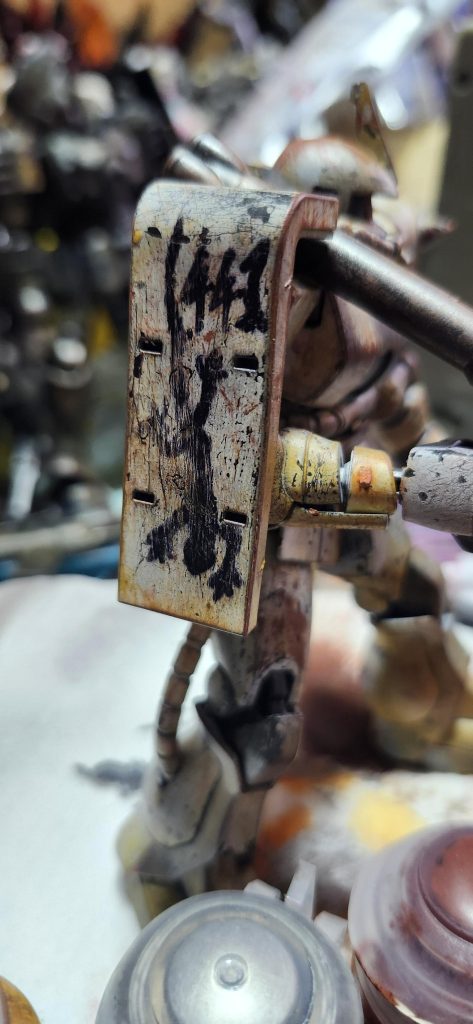 パーソナルエンブレムの作り方➀まずシールドにボールペンでエンブレムの下書きをする②ガンダムマーカーブラックを下書きを塗りつぶす