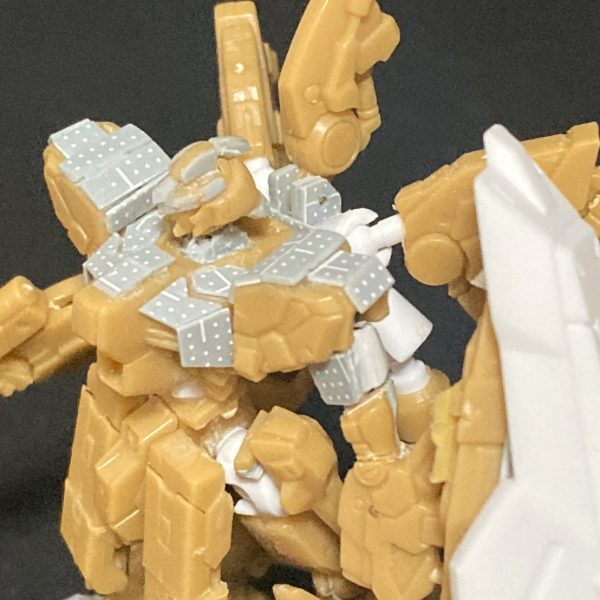 脱線が過ぎてしまって、進捗が渋い💦胸部ディテールを足してみる。ハイパーメガシールドを通常シールドとネオジム1点固定のため、グラつき防止の突起をつけてがっちり固定。脱線物は旬すぎて、テンション上がりっぱなし。（2枚目）