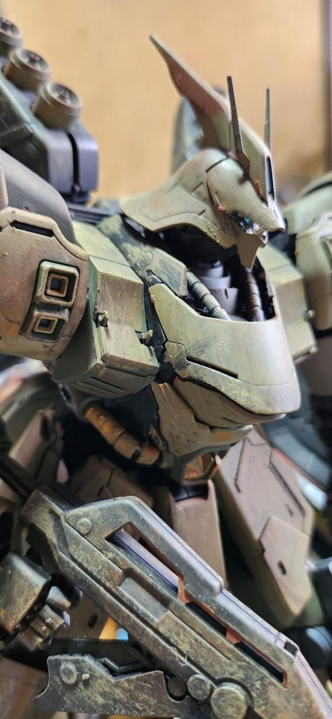 全体のウェザリング➀チッピング(シルバーのドライブラシも可)➁赤錆と茶錆でドライブラシ➂サンドカラーでウォッシング④ブラック系の色でウォッシング全体のトーンが下がり渋みが増す⑤テクニカルのサンドカラーでドライブラシ