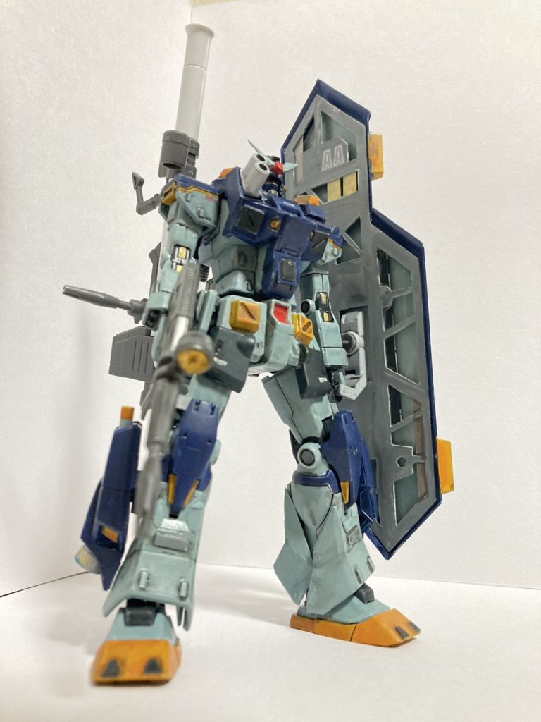 ミドルアーマー・ガンダム連邦の蒼壁の鬼神ことデニー・マイセン・ライオス大尉の愛機で、一番の特徴は巨大なウォールシールドです。相手の一撃を受けてから反撃をするという戦闘スタイルを好み、ミドルアーマーガンダム拠点防衛パックをマイセン大尉好みの仕様に換装しています。