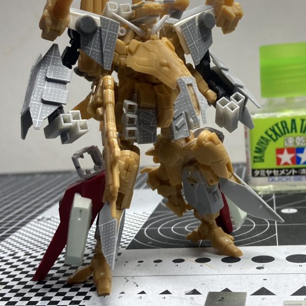 ※注意　閃光のハサウェイ　キルケーの魔女のネタバレ要素を含みます。今流行のアレの製作です。劇場視聴後、猛烈に熱が上がったので一気に組み立てました笑。形は、ほぼできてます。これ作った人なら分かってもらえると思うんですけど中の人の形状変更がまぁまぁ大変で、腕のポージングから、足の折りたたみまで、固定モデルとはいえかなりやってます。外の腕は可動します。そして、デカイ。ナイチンゲールの鳥足も使ってるんで巨大化してます。じゃんじゃんやっていきます😁。（3枚目）