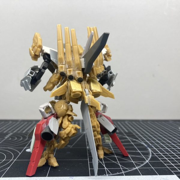 ※注意　閃光のハサウェイ　キルケーの魔女のネタバレ要素を含みます。今流行のアレの製作です。劇場視聴後、猛烈に熱が上がったので一気に組み立てました笑。形は、ほぼできてます。これ作った人なら分かってもらえると思うんですけど中の人の形状変更がまぁまぁ大変で、腕のポージングから、足の折りたたみまで、固定モデルとはいえかなりやってます。外の腕は可動します。そして、デカイ。ナイチンゲールの鳥足も使ってるんで巨大化してます。じゃんじゃんやっていきます😁。（5枚目）