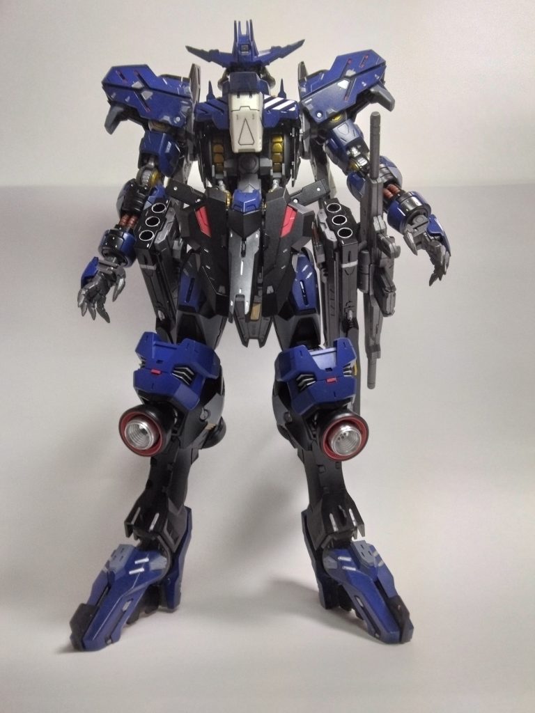 装甲の塗装完了状態水色に近い色よりも濃い青の方が好みでしたので、下地のセミグロスブラックの上からディープブルーにて塗装バーニヤ内部を加工してハイキューパーツを埋め込みました