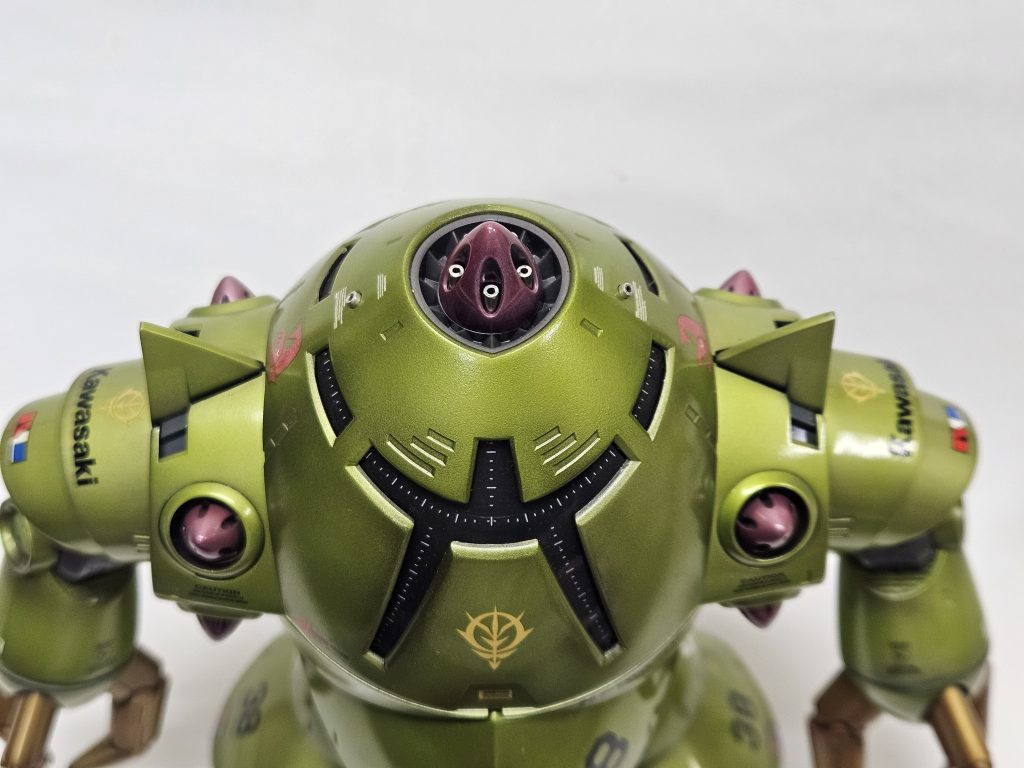 久しぶりに見たら、細部に金属パーツが埋め込まれていました。