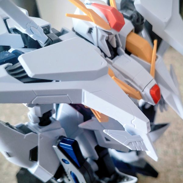 ホビー屋さんで手に入れたHGクィスリーガンダム..高速移動MSと聞いて、、私的に高速イメージのZフェイスに変えたところ、、(≧∇≦)bたまたまネットにあったMGのSガンダムヘッド（800円）を即購入し、、仮組みしました。前にEGのνガンダムフェイスを入れてみたけど、、アンバランス感がありこっちがしっくり来ました(^_^;)笑キルケーの魔女で謎のMSが、、！？というので、、3部作の最後をみてからこの続きの改良をしたいと考えてます汗汗。（謎のMS装備が魅力的で笑）（2枚目）