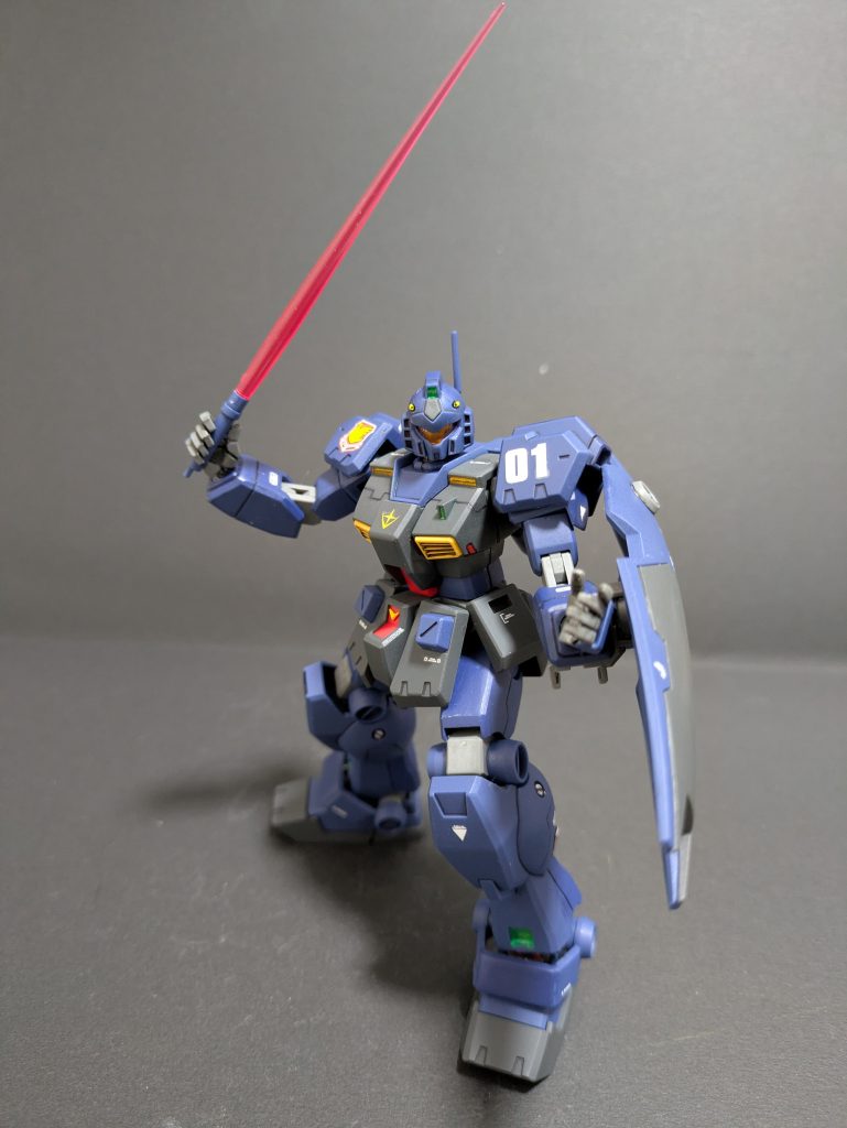 ハンドパーツは銃持ち手が左右につき、右にはサーベル用の持ち手が付きます。さらに左手に平手という珍しい組み合わせ💦