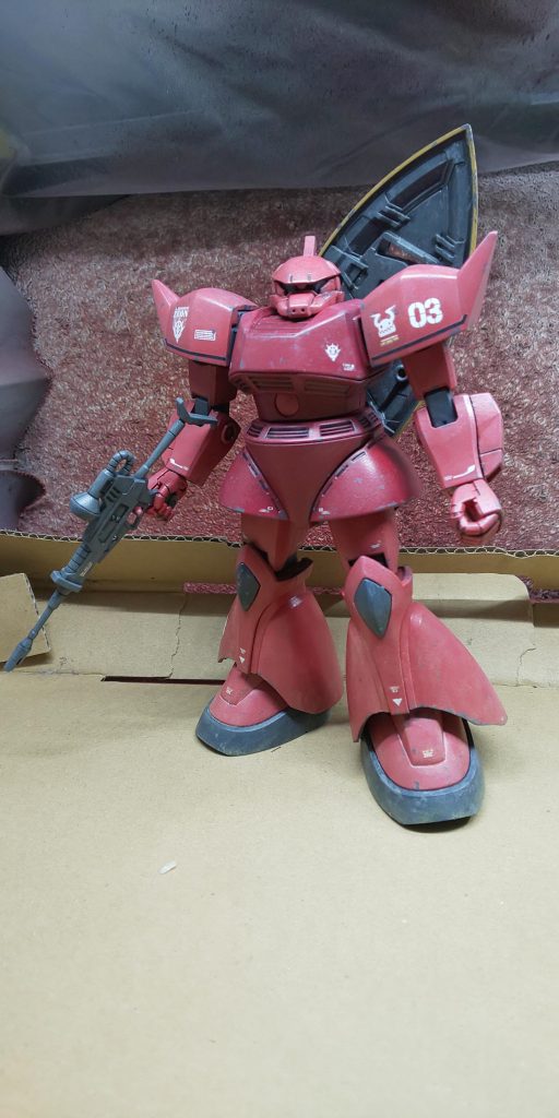 &nbsp;このゲルググがタグと共にいつから地球に配属されたのか不明ですが、一年戦争末期以降、７～８年？の廃れ具合が果たして表現出来たのか、ビミョーです😓今回はウェザリング、チッピングに加え、長年砂漠の日差しに晒されたであろうと退色を表現する「フェーティング」というのに挑戦してみました。とはいえ写真では分かりにくい😓一応頭部と肩アーマーにウェザリングカラーを塗ってウォッシングの要領で拭き取ってみたのですが…ウェザリングマスターの時と同様トップコートの際に半分は消えてしまう😩