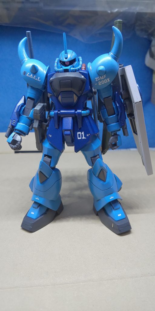 &nbsp;合わせ目を消し、モノアイ可動化、頭部のアンテナを短縮、肩の接合付近下方を削り、肩アーマーが下がるようにしてみました（写真だと分かりにくいかもです😓）。