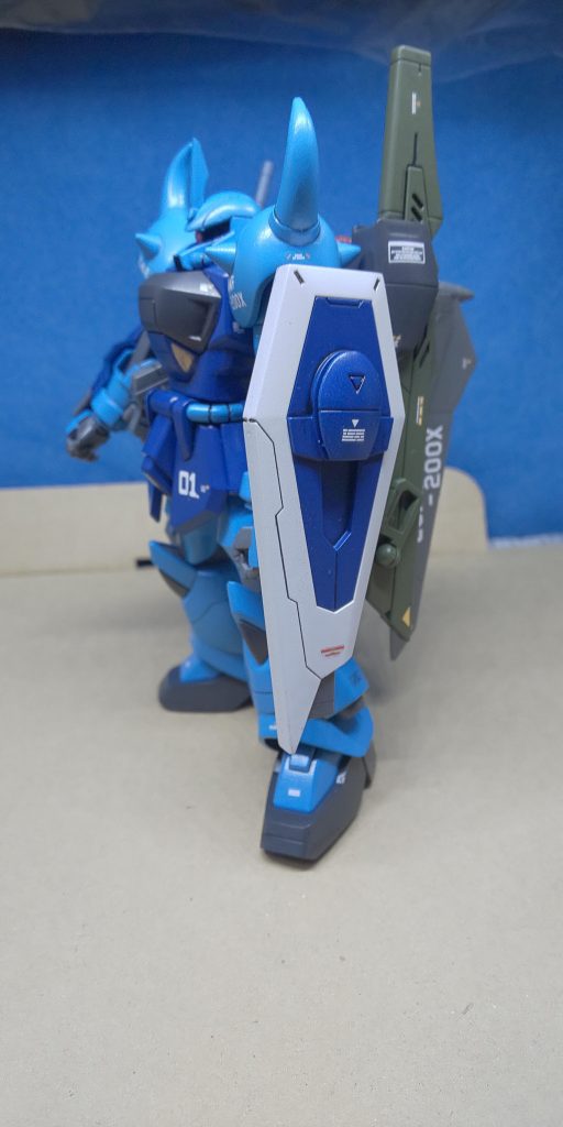 &nbsp;普通にグフのシールドでもよかったのですが、デスティニーの大剣があるならサーベルは要らんだろ、って事で、あとは後ろのビーム砲と干渉しないようにと思い、少し小さめのジャスティスのシールドを流用しました。ただこれを使用した事で設定がごちゃごちゃに😓はじめはザフトの試作機のつもりだったのがこれのおかげでメサイア攻防戦後のコンパスでの試作機としたつもりがうっかりザフトのデカールを貼ってしまい、完全に架空の機体になりました😅