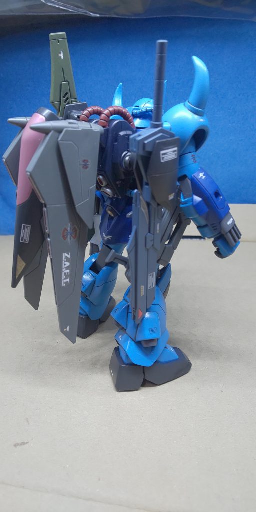 &nbsp;バックパックを２つ付けたので油断するとコケます😅&nbsp;デスティニーの装備は旧キットです。グフ本体が他のシリーズの物と比べ少し小さめなのでバランス的にはこっちでよかったかと😊