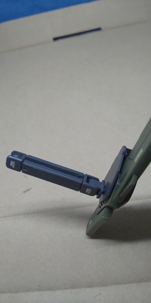 &nbsp;ビーム砲は差し替えで反対側に取り付けます。でないとフライトユニットの羽根に当たるので💦&nbsp;イメージとしては黒いラインを溝に見立て、ジョイント部が反対側にスライドする設定です。デカールの黄色いラインが上側になります。