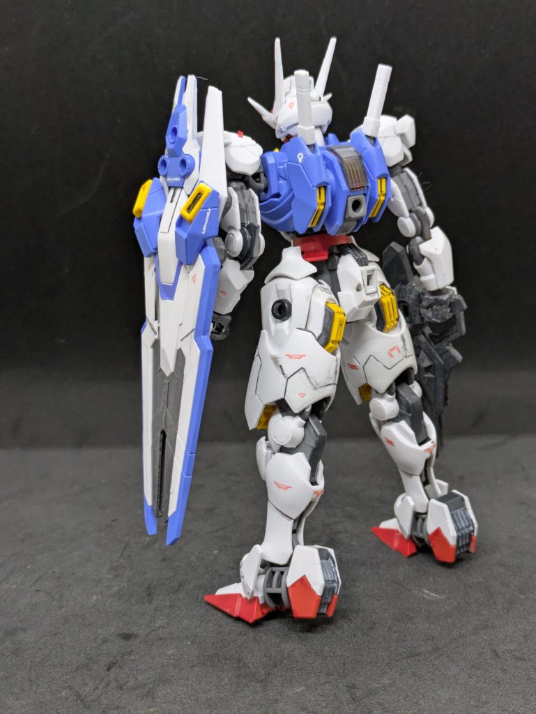 デザインでサイドアーマーに当たる装甲がないので、太ももが大きく可動範囲も広いです。結構いろんなアクションを取ることができるのでは？この写真だと足首浮いてますが、設置性も高く、自立性も高いです。最近のガンダムはみんな脚が細くて背中に色々背負っているので、自立できないのが多いので（そんなことない？）、私はそこも大変気に入っていおります。