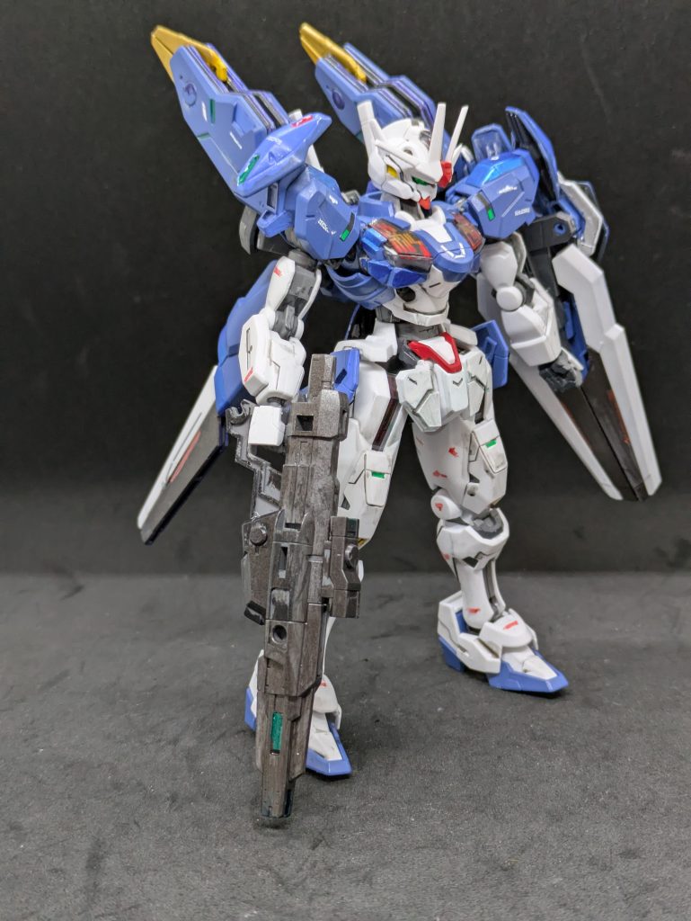 実はキットのまま（設定のまま）だとこのフォルムにはなりません。何を血迷ったのか2個キットを買ってしまったので、よりゴチャゴチャになるようにしています。ある意味無駄なニコイチです。パーツをくっつけただけですが・・・。