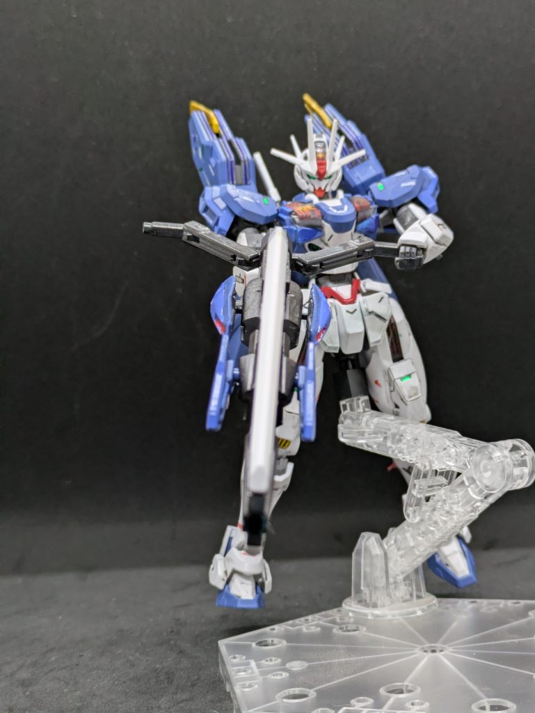 私のポージングが下手くそなので、分かりにくいかと思いますが、改修型の売りの一つが、このガンビットライフルですかね。シールド部分のパーツがガンビット（宇宙世紀おじさん向けにいうとファンネル）で構成されており、攻防一体の武装なのですが、こいつをビームライフルに取り付けることにより大出力のビームを発射することができます。