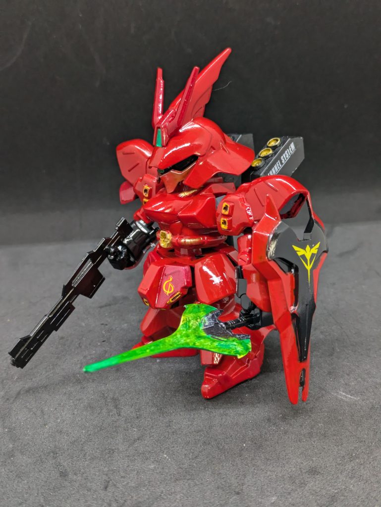 武器も充実しています。ファンネルは展開できませんが・・・。ビームトマホークはエメラルドグリーンの上にクリアーイエローとクリアグリーンを重ねました。筆ムラがいい感じでビーム感を出してませんか?なんちてw