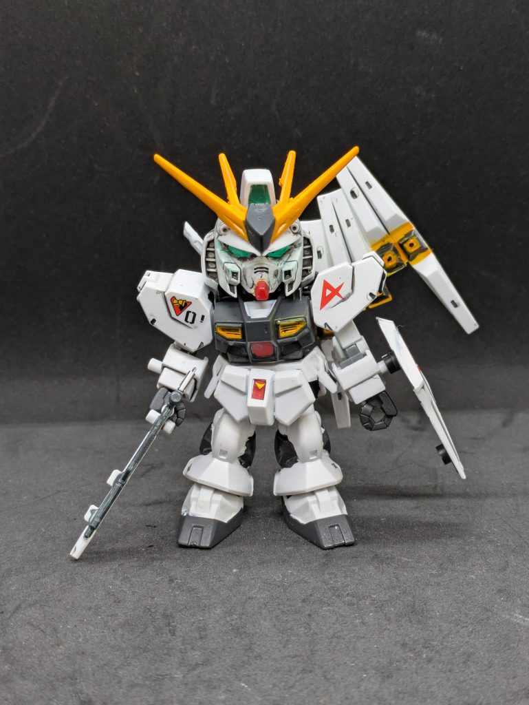 νガンダム。組みやすいといえば組みやすいのですが、SDガンダムってこんなにスタイリッシュだったっけ?と思いました。昔はニ頭身くらいかと思っていましたが、結構シュッとしてます。