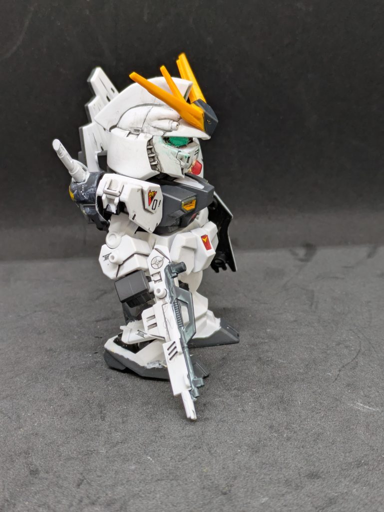 塗装は全部筆塗りです。全てクレオスの水性塗料です。白は水星の魔女のガンダムホワイト。黒はネイビーブルー。黄色は黄橙色。