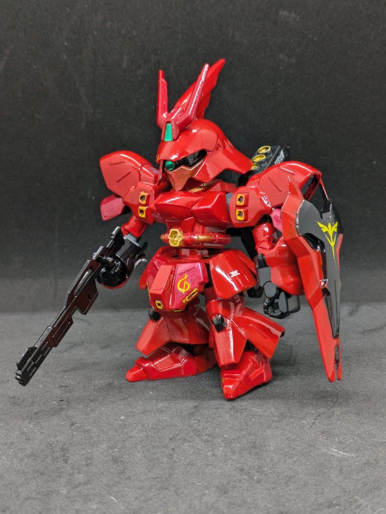 サザビーは現在作成しているHGシナンジュの練習ということで、私には珍しくテーマを持って作りました。筆塗りでの鏡面仕上げです。鏡面に程遠いですが(爆)、じっくりセオリー通りに作ればいけるんじゃないか?と思いました。もっと細かい番手のヤスリで水研ぎをせず、途中でコンパウンドで磨いたのがダメだったかな・・・。1000番で止めてはダメですね。1万番まで用意したのに飽きてしまった(ダメじゃん・・・)。YouTubeなどで筆塗りでカーモデルを仕上げる、という動画や作例を参考にさせていただきました。成功していないのは私の技量不足です^^;