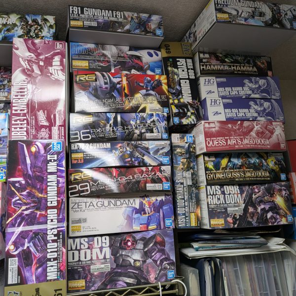 こんばんは。新宿の種馬こと、まお大佐です。GUNSTA様内で繋がれているバトンがのびおさんから私のところに回って来てしまいました。どうしよう。何も技術なんてないのに・・・。バレーボールおじさん→ますらおさん→meg-oceroさん→@244さん→Kaishi-Denさん→TFX-063さん→つぐおさん→押忍やすじろう→T-Non→yasaさん→FILOさん→kazzさん→max.さん→まお大佐2026年2月21日（土）AM5 :30 某所。私はMGフルアーマーZZ購入の列に並んでいましたー。ZZファンを自認する私にとってはマスト購入アイテムなのです。※FA-ZZです。FAZZは別機体です。そこんとこヨロシク！寒空の中購入待ち列で待機中、バトンの内容を考えていました。（思えばガンプラブームの頃も並んだことがあったなー、と思い出しました。その時に買ったのは「武器セット」（笑）でしたが・・・）参考に今までの走者の方々の内容を再確認します。『みんな上手ぇーよー』『私から伝えられることは何もない』と自問自答する時間が経過します。迷うこと2時間（開店時間まで後3時間なので時間潰し（爆）にはなってるのかな？）、ようやくヒントが頭の中を稲妻が走ります（効果音はもちろんNTのアレですよw）。GUNSTA様での企画「2025年年末紅白」がありましたよね。ここでAIが私の自己紹介（分析？）をしてくれました。『旧キットから最新キットまで色々作る雑食モデラー(一部脚色w）』うーん、コレだね。それともう一つー。その時に白組として参加し、皆様から評判の良かった『一人オペレーションメテオ』で登場機5機の内、4機を1週間で作ったということでお褒め（なのかな？）の言葉を頂けましたので、普通はじっくり丁寧に作ることが上達の道かと思いますが、こんな考え方もあるよね？くらいで流していただけますでしょうか。というわけで、【約1週間でガンダムキャリバーンとガンダムルプリスを作る】という自分本位企画を展開させていただきます。前置き長くてスミマセン。もう少し語らせてください。実は氷山の一角のマウンテンサイクルをなんとかせねばならないので、じっくり作るより、大体できればいいや、というのが本音です(ダメだろ？）。今回も筆塗りで行きます。【道具の説明】筆塗りで使っているのは特別な筆ではなく、田宮から出ている1本200円くらいの筆です。一応同じものを白用とその他用で持っています。ブラシウォッシャーで筆を洗ってあげるとリンス効果というか筆が長持ちします。洗うときは自分が使っている塗料(水性系、ラッカー系などの専用の溶剤をこの瓶に入れて洗ってください。水性なら固まる前なら水で十分です。ブラシエイドは今日はもう塗らないという時に筆をコレで洗い、水で落として乾かします。最近はブラシエイドを見かけないですね・・・。【ランナー塗装】ランナーから切り取ってからヤスリをかけたりして仕上げてから塗るのがセオリーだと思いますが、無改造のままならサフを吹く必要も感じませんし、先に切り取る前に塗った方が時短になります。エアブラシを吹く時は、パーツごとに塗装しますが、裏面などを塗る場合は改造をしなければ先にランナー塗装した方がラクじゃないすかね？パーツ紛失も防げますし・・・。ランナー塗装が終わった画像です。塗ってる？と思われるかもしれませんが塗っています。水性ガンダムカラーで整形色に近い（同じ？）ので写真だと分かりにくいですね。筆ムラも出ていますが、気になったらまた塗り重ねますので。OKOKw（こんなので良いのかな・・・。うーん）今夜は戦利品を抱きしめて寝ます。（4枚目）