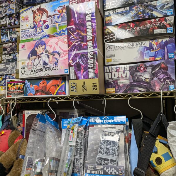 こんばんは。新宿の種馬こと、まお大佐です。GUNSTA様内で繋がれているバトンがのびおさんから私のところに回って来てしまいました。どうしよう。何も技術なんてないのに・・・。バレーボールおじさん→ますらおさん→meg-oceroさん→@244さん→Kaishi-Denさん→TFX-063さん→つぐおさん→押忍やすじろう→T-Non→yasaさん→FILOさん→kazzさん→max.さん→まお大佐2026年2月21日（土）AM5 :30 某所。私はMGフルアーマーZZ購入の列に並んでいましたー。ZZファンを自認する私にとってはマスト購入アイテムなのです。※FA-ZZです。FAZZは別機体です。そこんとこヨロシク！寒空の中購入待ち列で待機中、バトンの内容を考えていました。（思えばガンプラブームの頃も並んだことがあったなー、と思い出しました。その時に買ったのは「武器セット」（笑）でしたが・・・）参考に今までの走者の方々の内容を再確認します。『みんな上手ぇーよー』『私から伝えられることは何もない』と自問自答する時間が経過します。迷うこと2時間（開店時間まで後3時間なので時間潰し（爆）にはなってるのかな？）、ようやくヒントが頭の中を稲妻が走ります（効果音はもちろんNTのアレですよw）。GUNSTA様での企画「2025年年末紅白」がありましたよね。ここでAIが私の自己紹介（分析？）をしてくれました。『旧キットから最新キットまで色々作る雑食モデラー(一部脚色w）』うーん、コレだね。それともう一つー。その時に白組として参加し、皆様から評判の良かった『一人オペレーションメテオ』で登場機5機の内、4機を1週間で作ったということでお褒め（なのかな？）の言葉を頂けましたので、普通はじっくり丁寧に作ることが上達の道かと思いますが、こんな考え方もあるよね？くらいで流していただけますでしょうか。というわけで、【約1週間でガンダムキャリバーンとガンダムルプリスを作る】という自分本位企画を展開させていただきます。前置き長くてスミマセン。もう少し語らせてください。実は氷山の一角のマウンテンサイクルをなんとかせねばならないので、じっくり作るより、大体できればいいや、というのが本音です(ダメだろ？）。今回も筆塗りで行きます。【道具の説明】筆塗りで使っているのは特別な筆ではなく、田宮から出ている1本200円くらいの筆です。一応同じものを白用とその他用で持っています。ブラシウォッシャーで筆を洗ってあげるとリンス効果というか筆が長持ちします。洗うときは自分が使っている塗料(水性系、ラッカー系などの専用の溶剤をこの瓶に入れて洗ってください。水性なら固まる前なら水で十分です。ブラシエイドは今日はもう塗らないという時に筆をコレで洗い、水で落として乾かします。最近はブラシエイドを見かけないですね・・・。【ランナー塗装】ランナーから切り取ってからヤスリをかけたりして仕上げてから塗るのがセオリーだと思いますが、無改造のままならサフを吹く必要も感じませんし、先に切り取る前に塗った方が時短になります。エアブラシを吹く時は、パーツごとに塗装しますが、裏面などを塗る場合は改造をしなければ先にランナー塗装した方がラクじゃないすかね？パーツ紛失も防げますし・・・。ランナー塗装が終わった画像です。塗ってる？と思われるかもしれませんが塗っています。水性ガンダムカラーで整形色に近い（同じ？）ので写真だと分かりにくいですね。筆ムラも出ていますが、気になったらまた塗り重ねますので。OKOKw（こんなので良いのかな・・・。うーん）今夜は戦利品を抱きしめて寝ます。（3枚目）