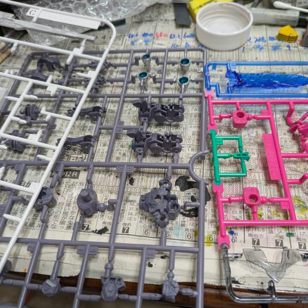 こんばんは。新宿の種馬こと、まお大佐です。GUNSTA様内で繋がれているバトンがのびおさんから私のところに回って来てしまいました。どうしよう。何も技術なんてないのに・・・。バレーボールおじさん→ますらおさん→meg-oceroさん→@244さん→Kaishi-Denさん→TFX-063さん→つぐおさん→押忍やすじろう→T-Non→yasaさん→FILOさん→kazzさん→max.さん→まお大佐2026年2月21日（土）AM5 :30 某所。私はMGフルアーマーZZ購入の列に並んでいましたー。ZZファンを自認する私にとってはマスト購入アイテムなのです。※FA-ZZです。FAZZは別機体です。そこんとこヨロシク！寒空の中購入待ち列で待機中、バトンの内容を考えていました。（思えばガンプラブームの頃も並んだことがあったなー、と思い出しました。その時に買ったのは「武器セット」（笑）でしたが・・・）参考に今までの走者の方々の内容を再確認します。『みんな上手ぇーよー』『私から伝えられることは何もない』と自問自答する時間が経過します。迷うこと2時間（開店時間まで後3時間なので時間潰し（爆）にはなってるのかな？）、ようやくヒントが頭の中を稲妻が走ります（効果音はもちろんNTのアレですよw）。GUNSTA様での企画「2025年年末紅白」がありましたよね。ここでAIが私の自己紹介（分析？）をしてくれました。『旧キットから最新キットまで色々作る雑食モデラー(一部脚色w）』うーん、コレだね。それともう一つー。その時に白組として参加し、皆様から評判の良かった『一人オペレーションメテオ』で登場機5機の内、4機を1週間で作ったということでお褒め（なのかな？）の言葉を頂けましたので、普通はじっくり丁寧に作ることが上達の道かと思いますが、こんな考え方もあるよね？くらいで流していただけますでしょうか。というわけで、【約1週間でガンダムキャリバーンとガンダムルプリスを作る】という自分本位企画を展開させていただきます。前置き長くてスミマセン。もう少し語らせてください。実は氷山の一角のマウンテンサイクルをなんとかせねばならないので、じっくり作るより、大体できればいいや、というのが本音です(ダメだろ？）。今回も筆塗りで行きます。【道具の説明】筆塗りで使っているのは特別な筆ではなく、田宮から出ている1本200円くらいの筆です。一応同じものを白用とその他用で持っています。ブラシウォッシャーで筆を洗ってあげるとリンス効果というか筆が長持ちします。洗うときは自分が使っている塗料(水性系、ラッカー系などの専用の溶剤をこの瓶に入れて洗ってください。水性なら固まる前なら水で十分です。ブラシエイドは今日はもう塗らないという時に筆をコレで洗い、水で落として乾かします。最近はブラシエイドを見かけないですね・・・。【ランナー塗装】ランナーから切り取ってからヤスリをかけたりして仕上げてから塗るのがセオリーだと思いますが、無改造のままならサフを吹く必要も感じませんし、先に切り取る前に塗った方が時短になります。エアブラシを吹く時は、パーツごとに塗装しますが、裏面などを塗る場合は改造をしなければ先にランナー塗装した方がラクじゃないすかね？パーツ紛失も防げますし・・・。ランナー塗装が終わった画像です。塗ってる？と思われるかもしれませんが塗っています。水性ガンダムカラーで整形色に近い（同じ？）ので写真だと分かりにくいですね。筆ムラも出ていますが、気になったらまた塗り重ねますので。OKOKw（こんなので良いのかな・・・。うーん）今夜は戦利品を抱きしめて寝ます。（5枚目）