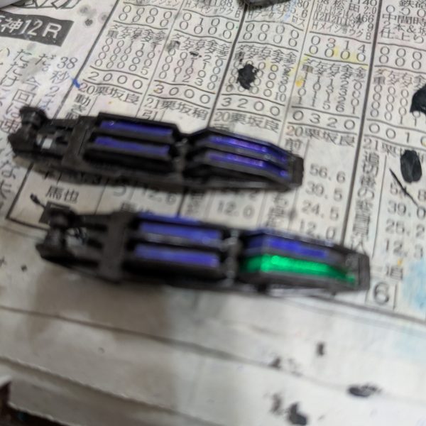 私がガンプラを作る時の理由。それは心が震えた時(カッコつけすぎw)。はい、日刊まお大佐。キャリバーンを作る3回目です。(おい、ルプリスはどうした?)とりあえず組み上げました。もう完成といってもいいんじゃないかな。それだけこのキットの出来が良い。強いていうと水星の魔女の登場機体3機目なのですが、全部出来が良いです。これ以上作り込む人以外はもうコレで完成で良いですね。いや、終わっちゃダメだろ・・・。全体を見直します。キャリバーンは白が基調のMSです。一応塗装はして、墨入れもざっとしてみましたが、なんかメリハリがないというか、うーんというのが正直なところ。武器を持ってないから?色々理由がありそうですが、最近のトレンド?やRG等である同じ白にしない、ということで所々を違う白、灰色、銀色などで塗り分け良うと思います。ルプリスも同じくそういう風にしようと思います。【付属のシールについて】最近のキットは塗り分け再現のためのシールが付属しています。皆様は使いますか?シールはカッコ悪いなーと思っていませんか?私はどっちもです(はぁ?)。要はケースバイケースです。写真を見てください。このパーツは青ではなくて緑が正解です。私はエアリアルの似たような所を青で塗ったのですが、シールは緑でした。なので緑のシールを上から貼りました。【シール肯定派の方へ】シールの皺が気に入らない方がいるかも知れませんが、気にならない方はシールで十分だと思いませんか?結構発色も良いですからね。(皺にならないように貼れると良いのですが・・・)【シール否定派の方へ】シールはカッコ悪い、私は塗るぜ!という方は、このシールをマスキングテープだと思ってください。幅もピッタリでマスキングテープを切り刻む手間が省け時短できますよ。注意点としては粘着力があるので、ちゃんと剥がせる何かに何回かくっ付けたり、剥がしたりして粘着力を落としてから使用してください。結構綺麗にマスキングしてくれますよ。次回のその④は「ガンダムルプリスはどうした?」でまた会おう。(このネタ分かる方いますかね・・・)明日の火曜日(うわっ、もう今日か・・・)はちょいと片付ける仕事があるので、ガンプラをいじれないので、現在までアップした記事を編集させていただきます。少し加筆修正します。 (3枚目)