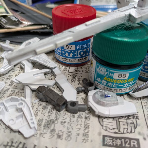 日刊まお大佐。4話目です。読んでいただいている皆さま、本当にありがとうございます。（でも、そろそろ飽きてきたのでは？w）今日はやらないと思ったのですが、少し気になるところがあると勧めたくなってします。キャリバーン最大の武器バリアブルロッドライフル。長物武器の宿命というか合わせ目ですが、合わせ目線を活かしながらプラ板を貼ったり、合わせ目を消したりしてそれっぽくしました。白色のライフルはνガンダム、ターンエーくらいしか思い浮かばないのですがシルバーと他の白色を使って塗り分け中。キャリバーンは何とかカタチになってきましたかね。エアリアル系のエスカッシャンはいつも何色で塗るか迷います。設定のままだとなんか寂しいのですよね。模型映えみたいの欲しいじゃないですか。ルプリスまだランナー塗装しかしてないなー。1週間で仕上げるじゃなくて、約1週間だからちょっくらいオーバーしても良いか（爆）いやいや、私は例え素手でもやり遂げますよ〜。仕事も年度末で忙しいですが、忙しいとなぜか作業がしたくなる。私の作業工程を。仕事もプラモもゴールを設定します。（筆塗り版）1．どんな風に仕上げるかをイメージ．（エアブラシ・筆塗り・どんな色にするか、改造するかしないか等）2．おまとめできるか？（裏面だけ黒で塗るなら、同時に進めそうなものがあれば一緒に裏地を塗っておく。）3．ランナー塗装4．組み立て（ゲルググの盾など明らかにヒケが目立つパーツはヤスリかけする。ちなみにつや消しで仕上げる場合は、ヤスリは400番しか使いません。最後のトップコートで誤魔化せます。多分。ヤスリは水研ぎです）5．補修塗装。6. デカール貼り7．トップコート（白被り、何それ？でスプレーでシュシュっと）8．乾燥後（1日は乾燥させたい・・・）写真撮影で終了です。改めて書いてみると、雑・・・。&nbsp;（4枚目）