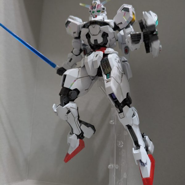 日刊まお大佐。4話目です。読んでいただいている皆さま、本当にありがとうございます。（でも、そろそろ飽きてきたのでは？w）今日はやらないと思ったのですが、少し気になるところがあると勧めたくなってします。キャリバーン最大の武器バリアブルロッドライフル。長物武器の宿命というか合わせ目ですが、合わせ目線を活かしながらプラ板を貼ったり、合わせ目を消したりしてそれっぽくしました。白色のライフルはνガンダム、ターンエーくらいしか思い浮かばないのですがシルバーと他の白色を使って塗り分け中。キャリバーンは何とかカタチになってきましたかね。エアリアル系のエスカッシャンはいつも何色で塗るか迷います。設定のままだとなんか寂しいのですよね。模型映えみたいの欲しいじゃないですか。ルプリスまだランナー塗装しかしてないなー。1週間で仕上げるじゃなくて、約1週間だからちょっくらいオーバーしても良いか（爆）いやいや、私は例え素手でもやり遂げますよ〜。仕事も年度末で忙しいですが、忙しいとなぜか作業がしたくなる。私の作業工程を。仕事もプラモもゴールを設定します。（筆塗り版）1．どんな風に仕上げるかをイメージ．（エアブラシ・筆塗り・どんな色にするか、改造するかしないか等）2．おまとめできるか？（裏面だけ黒で塗るなら、同時に進めそうなものがあれば一緒に裏地を塗っておく。）3．ランナー塗装4．組み立て（ゲルググの盾など明らかにヒケが目立つパーツはヤスリかけする。ちなみにつや消しで仕上げる場合は、ヤスリは400番しか使いません。最後のトップコートで誤魔化せます。多分。ヤスリは水研ぎです）5．補修塗装。6. デカール貼り7．トップコート（白被り、何それ？でスプレーでシュシュっと）8．乾燥後（1日は乾燥させたい・・・）写真撮影で終了です。改めて書いてみると、雑・・・。&nbsp;（2枚目）