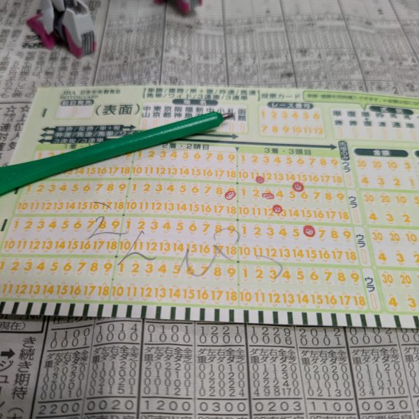 日刊まお大佐5日目です。もう皆様飽きちゃったかなー・・・。今までずっとガンダムルプリスだと思っていましたが、ルブリスなんですね。名前を誤って覚えておりました。ファンの方、失礼しました。さて、5日目ということでキャリバーンもルブリスもカタチになりました。ルブリスの盾とキャリバーンのライフルはもうちょい何とかしたいですが、企画倒れにならないためにも先に進めます。【スミイレ】スミイレといえばエナメル塗料でやるのが一番綺麗に仕上がりますが、いかんせんエナメル塗料はプラを割ります。（ラッカーでもアクリルも割りますが、エナメルは特に）なので、私は関節部にはスミイレしません。組んでからエナメル塗料でスミイレすると割れる可能性が高くなります。負荷に耐えられなくなって折れるようです。この特性を使ったプラの割り方もありますが、ここでは割愛。せっかく組み立てて、写真撮るためにポーズを決めたら、脚が折れたとかもあったので、エナメルのスミイレには及びませんが、私はスミイレ用のガンダムマーカー、油性ペン、シャープペンシル等を使いますが、成人の方のみ推奨ですが、公営ギャンブルの投票用紙とそれに使う鉛筆（選挙でも用意されていますね）が特にオススメです。日頃公営競技で苦渋を舐めている方は、腹いせに投票用紙と鉛筆を少しいただいてしまいましょう。投票用紙は塗料を混ぜたり、ガンダムマーカーの液出しとかに使っています。厚みもあるので便利です。次の作業はデカール貼りになりますが、デカールを貼ったら後はトップコートを吹くだけなので、次回は完成投稿にする予定です。【デカール貼り】私の中では最後の方にやる作業ですが、好きな作業です。ここで道具紹介を。ピンセット以外は必須ではないですが、5つ。⒈ピンセット超重要アイテムです。最初は200円くらいのを使っていましたが、パーツを掴んでいる間にパーツを掴みきれずポロリしてパーツをよく無くすので、ここは清水の舞台から飛び降りました。高いのは医療用だとトンデモない値段がしますが、2,000円から3,000円くらいの模型用精密ピンセットならばきっと期待に応えてくれると思います。大袈裟にいうと刺さりそうなくらい先端が鋭いです。私はスジボリ堂のを使っています。⒉マークセッター貼りたい場所に事前に塗布してデカールを貼ります。これを塗っておくと多少の位置変更ができるので安心です。多少破けても修正できます。⒊デカールトレイプラモ向上委員会から出ている物を使っています。スポンジでぶっちゃけ十分なのですが、これ買ってからデカール貼りが楽しくなりました。ちょっとお高いかな・・・。⒋デカールリペアあまり馴染みがないかもしれませんが、古いデカールの糊を復活させたりするのに使います。絶対復活するわけではないですが、重宝します。ちなみに黄ばんだデカールは日干しで多少直ります。私は真夏に復旧作業します。⒌綿棒水分の拭き取りに使います。100均ので十分かな。100均でも細い綿棒も売っているので、細いのも買っておくと良いかも。【ディティールアップ】描き忘れていました。私がよく使うのはビーズをくっ付ける（バーニアの中とか）やナビゲーションライトを貼る（今回は航行灯はつけてませんが）時に使う接着剤の説明を。セメダイン社から出ているハイグレード模型用セメダインで接着しています。塗った塗料を傷つけにくいので使いやすいです。長々と好き勝手なことを書いてますが、次回でいよいよ最終回になります。土曜日か日曜にはアップしたいですね。お楽しみに。誰もが（きっと）待って（いない）キン○マン〜♪ところで次走走者の方は決まりましたかね？（本来私が声をかけるのでしょうけど・・・）決まらないとバトンを渡さないで次は「大佐と一緒に旧キットを作ろう」が始まってしまいますよ・・・。（4枚目）