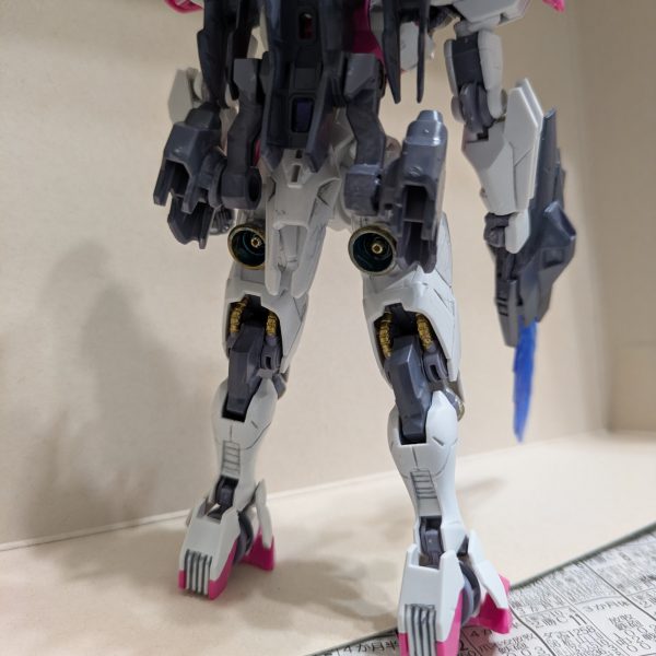 日刊まお大佐5日目です。もう皆様飽きちゃったかなー・・・。今までずっとガンダムルプリスだと思っていましたが、ルブリスなんですね。名前を誤って覚えておりました。ファンの方、失礼しました。さて、5日目ということでキャリバーンもルブリスもカタチになりました。ルブリスの盾とキャリバーンのライフルはもうちょい何とかしたいですが、企画倒れにならないためにも先に進めます。【スミイレ】スミイレといえばエナメル塗料でやるのが一番綺麗に仕上がりますが、いかんせんエナメル塗料はプラを割ります。（ラッカーでもアクリルも割りますが、エナメルは特に）なので、私は関節部にはスミイレしません。組んでからエナメル塗料でスミイレすると割れる可能性が高くなります。負荷に耐えられなくなって折れるようです。この特性を使ったプラの割り方もありますが、ここでは割愛。せっかく組み立てて、写真撮るためにポーズを決めたら、脚が折れたとかもあったので、エナメルのスミイレには及びませんが、私はスミイレ用のガンダムマーカー、油性ペン、シャープペンシル等を使いますが、成人の方のみ推奨ですが、公営ギャンブルの投票用紙とそれに使う鉛筆（選挙でも用意されていますね）が特にオススメです。日頃公営競技で苦渋を舐めている方は、腹いせに投票用紙と鉛筆を少しいただいてしまいましょう。投票用紙は塗料を混ぜたり、ガンダムマーカーの液出しとかに使っています。厚みもあるので便利です。次の作業はデカール貼りになりますが、デカールを貼ったら後はトップコートを吹くだけなので、次回は完成投稿にする予定です。【デカール貼り】私の中では最後の方にやる作業ですが、好きな作業です。ここで道具紹介を。ピンセット以外は必須ではないですが、5つ。⒈ピンセット超重要アイテムです。最初は200円くらいのを使っていましたが、パーツを掴んでいる間にパーツを掴みきれずポロリしてパーツをよく無くすので、ここは清水の舞台から飛び降りました。高いのは医療用だとトンデモない値段がしますが、2,000円から3,000円くらいの模型用精密ピンセットならばきっと期待に応えてくれると思います。大袈裟にいうと刺さりそうなくらい先端が鋭いです。私はスジボリ堂のを使っています。⒉マークセッター貼りたい場所に事前に塗布してデカールを貼ります。これを塗っておくと多少の位置変更ができるので安心です。多少破けても修正できます。⒊デカールトレイプラモ向上委員会から出ている物を使っています。スポンジでぶっちゃけ十分なのですが、これ買ってからデカール貼りが楽しくなりました。ちょっとお高いかな・・・。⒋デカールリペアあまり馴染みがないかもしれませんが、古いデカールの糊を復活させたりするのに使います。絶対復活するわけではないですが、重宝します。ちなみに黄ばんだデカールは日干しで多少直ります。私は真夏に復旧作業します。⒌綿棒水分の拭き取りに使います。100均ので十分かな。100均でも細い綿棒も売っているので、細いのも買っておくと良いかも。【ディティールアップ】描き忘れていました。私がよく使うのはビーズをくっ付ける（バーニアの中とか）やナビゲーションライトを貼る（今回は航行灯はつけてませんが）時に使う接着剤の説明を。セメダイン社から出ているハイグレード模型用セメダインで接着しています。塗った塗料を傷つけにくいので使いやすいです。長々と好き勝手なことを書いてますが、次回でいよいよ最終回になります。土曜日か日曜にはアップしたいですね。お楽しみに。誰もが（きっと）待って（いない）キン○マン〜♪ところで次走走者の方は決まりましたかね？（本来私が声をかけるのでしょうけど・・・）決まらないとバトンを渡さないで次は「大佐と一緒に旧キットを作ろう」が始まってしまいますよ・・・。（5枚目）