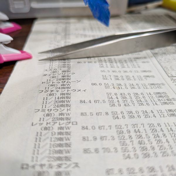 日刊まお大佐5日目です。もう皆様飽きちゃったかなー・・・。今までずっとガンダムルプリスだと思っていましたが、ルブリスなんですね。名前を誤って覚えておりました。ファンの方、失礼しました。さて、5日目ということでキャリバーンもルブリスもカタチになりました。ルブリスの盾とキャリバーンのライフルはもうちょい何とかしたいですが、企画倒れにならないためにも先に進めます。【スミイレ】スミイレといえばエナメル塗料でやるのが一番綺麗に仕上がりますが、いかんせんエナメル塗料はプラを割ります。（ラッカーでもアクリルも割りますが、エナメルは特に）なので、私は関節部にはスミイレしません。組んでからエナメル塗料でスミイレすると割れる可能性が高くなります。負荷に耐えられなくなって折れるようです。この特性を使ったプラの割り方もありますが、ここでは割愛。せっかく組み立てて、写真撮るためにポーズを決めたら、脚が折れたとかもあったので、エナメルのスミイレには及びませんが、私はスミイレ用のガンダムマーカー、油性ペン、シャープペンシル等を使いますが、成人の方のみ推奨ですが、公営ギャンブルの投票用紙とそれに使う鉛筆（選挙でも用意されていますね）が特にオススメです。日頃公営競技で苦渋を舐めている方は、腹いせに投票用紙と鉛筆を少しいただいてしまいましょう。投票用紙は塗料を混ぜたり、ガンダムマーカーの液出しとかに使っています。厚みもあるので便利です。次の作業はデカール貼りになりますが、デカールを貼ったら後はトップコートを吹くだけなので、次回は完成投稿にする予定です。【デカール貼り】私の中では最後の方にやる作業ですが、好きな作業です。ここで道具紹介を。ピンセット以外は必須ではないですが、5つ。⒈ピンセット超重要アイテムです。最初は200円くらいのを使っていましたが、パーツを掴んでいる間にパーツを掴みきれずポロリしてパーツをよく無くすので、ここは清水の舞台から飛び降りました。高いのは医療用だとトンデモない値段がしますが、2,000円から3,000円くらいの模型用精密ピンセットならばきっと期待に応えてくれると思います。大袈裟にいうと刺さりそうなくらい先端が鋭いです。私はスジボリ堂のを使っています。⒉マークセッター貼りたい場所に事前に塗布してデカールを貼ります。これを塗っておくと多少の位置変更ができるので安心です。多少破けても修正できます。⒊デカールトレイプラモ向上委員会から出ている物を使っています。スポンジでぶっちゃけ十分なのですが、これ買ってからデカール貼りが楽しくなりました。ちょっとお高いかな・・・。⒋デカールリペアあまり馴染みがないかもしれませんが、古いデカールの糊を復活させたりするのに使います。絶対復活するわけではないですが、重宝します。ちなみに黄ばんだデカールは日干しで多少直ります。私は真夏に復旧作業します。⒌綿棒水分の拭き取りに使います。100均ので十分かな。100均でも細い綿棒も売っているので、細いのも買っておくと良いかも。【ディティールアップ】描き忘れていました。私がよく使うのはビーズをくっ付ける（バーニアの中とか）やナビゲーションライトを貼る（今回は航行灯はつけてませんが）時に使う接着剤の説明を。セメダイン社から出ているハイグレード模型用セメダインで接着しています。塗った塗料を傷つけにくいので使いやすいです。長々と好き勝手なことを書いてますが、次回でいよいよ最終回になります。土曜日か日曜にはアップしたいですね。お楽しみに。誰もが（きっと）待って（いない）キン○マン〜♪ところで次走走者の方は決まりましたかね？（本来私が声をかけるのでしょうけど・・・）決まらないとバトンを渡さないで次は「大佐と一緒に旧キットを作ろう」が始まってしまいますよ・・・。（2枚目）