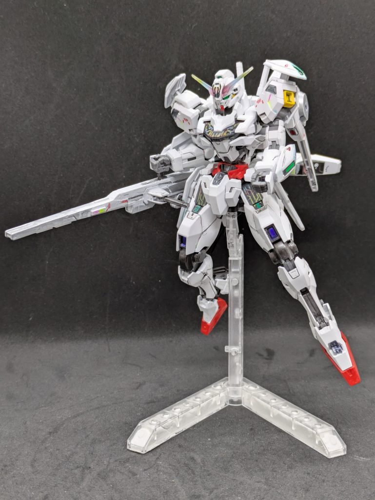 【キャリバーン】ネタバレになるので、書けませんが、水星の魔女シリーズで最後にキット化されました。怪物との異名のある曰くつきのMSでパイロットの生命を考えていないという、サイコガンダム、ウイングゼロのようにヤバイ機体です。真っ白な機体で品があるのですが、逆に難しかったです。今風だともっと白いところを灰色に近い白で塗ったりするのでしょうけど。キットに台座が付属します。長物の武器なので、安定性がないと容易に判断できるので、嬉しい配慮です。台座に白い粘土を埋めで重くしています。転倒防止です。