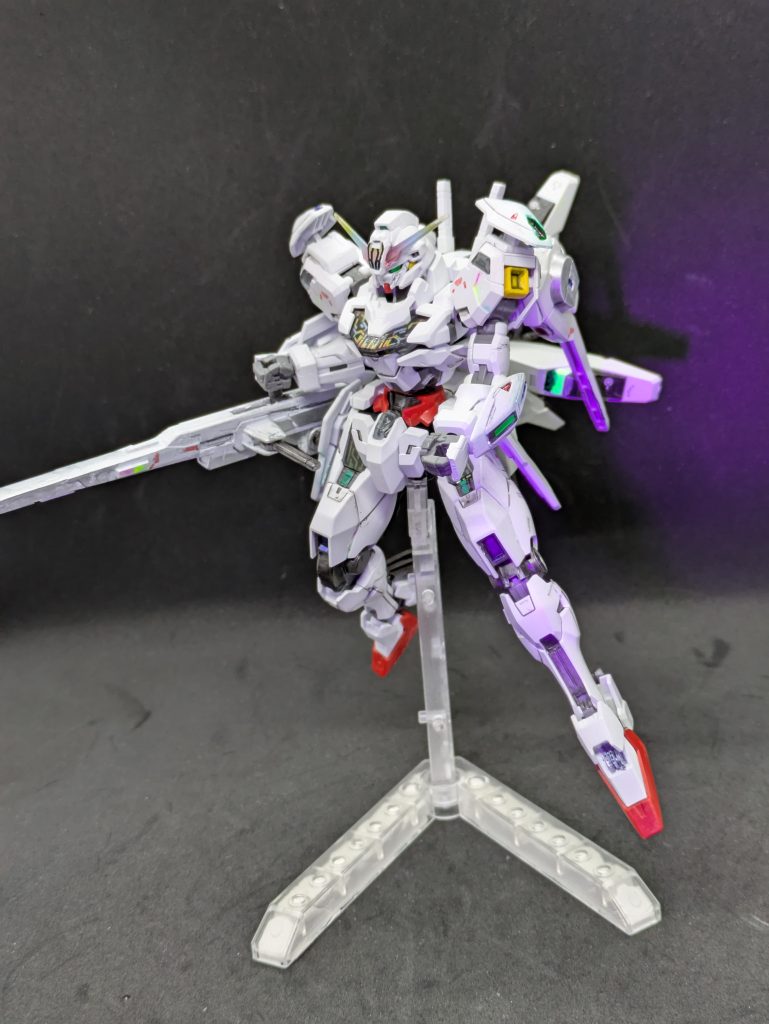 【ガンプラとの出会い】哀戦士が劇場公開された頃のガンプラブームに乗っかりました。最初に買ったのは武器セット。次に買ったのが100分の1量産型ゲルググ。なので、ゲルググが好きなのかなー。もちろん下手くそで(今も変わりませんが・・・)MSVからスケールモデル、特に軍艦ウォーターラインシリーズにハマります。Z、ZZまではガンプラをいじってましたが、高校生になって部活で忙しくなりガンプラは中断します。その代わりにコスプレの方にハマりますwZZのマシュマー、逆シャアのシャア、ガンダムWのトレーズをやりました。自分で服を作るため、裁縫を勉強しました。社会人になって先輩社員からMGのことを聞き、久しぶりにプラモを見に行くと運命のキットHGUC No.003「ザクIII改」と出会います。マシュマーが大好きなので旧キットでは発売されなかったこのキットを見た時は「よくキット化してくれました」と感動しました。その後、仕事が忙しくなったりで間が空いた時もありましたが、段々とインターネットが普及して気軽に皆様が作ったガンプラを見てまた作り始めます。この頃は筆塗りメインでしたがエアブラシを買える余裕ができたので、購入します。今は作風によって筆とエアブラシの二刀流です。自分の中では上手くなったつもりですが、この界隈はスポーツ、音楽の世界同様、上に行けば行くほど神様クラスがゴロゴロいますからね。上手くなるために匠を目指すのもありですが、上手くなりたいという気持ちと失敗してもいいや、という余裕を持つのが長く続けられるコツかと思います。追求するのも趣味ですが、楽しむのも趣味なので、趣味で苦しくならない程度に楽しむことを覚えました。人間が他の動物と違うのは趣味を持つことだと思っています。人生を損しているのは無趣味です。人の趣味をバカにする人ほど大した趣味を持っていません。なので、私は会社のプロフィールに趣味ガンプラと書いています。隠れ趣味の方とも知り合い、人材交流に役に立っています。