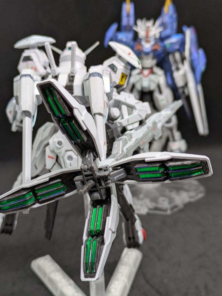 劇中シーン風、その1。【すごいなーと思うモデラー】上達の道はうまい人の作風を意識、真似すること。著名な作曲家だって芸術家だってみんなそうです。仕事の資料も資料作成の上手い人のを真似します。たまに真似すると怒る心の狭い人もいますがwGUNSTA内にもすごいなーと思う方は何人もいますが、名前を出すと迷惑かもしれないので、プロとして活躍する4名の方をー。(情報古いかも)・新井智之氏:通称新井ちゃん。この人のディテールを超える人を未だに知りません。最近はガンプラよりもFSSの原型氏をしているようです。・MAX渡辺氏:日本で一番有名なモデラーの一人では?ミーハーに思われるかもしれませんが、やはりMAX塗りとかを広めたのは凄いと思います。・波佐本英生氏:波佐本ディテールで有名。ボトムズのATを作っている方は馴染みが強いと思います。・セイラ・マスオ氏:筆塗りの神様的存在。スジボリとかもフリーハンド。しかも高い道具は使わない、という天才。ディテールもランナーを使ったりとか凄過ぎます。センスが天才過ぎる。