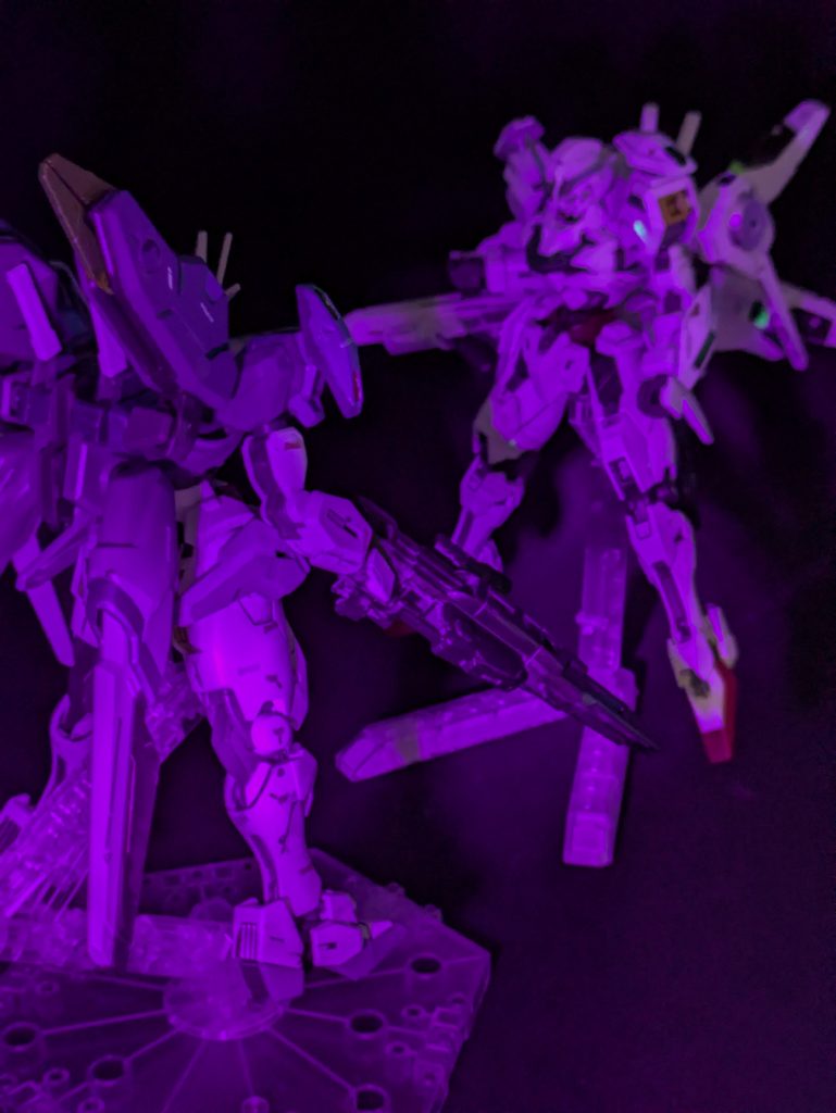 ビコーン。エアリアル改修型は光ってない・・・。【最後にー】私のような拙い愛好家にこのような機会を頂けてありがとうございます。まるで役に立たない長いだけの駄文ですが、思いは詰め込んだつもりです。正直もっと話したいですが、それはまた別のが完成したら話したいです。得るものはないですが、通勤時間の暇つぶしにはなると思いますので、(ならないかw)また読んでいただけると幸いです。全然関係ないですが、鉄道模型(Nゲージ)もやっている方いませんかね?