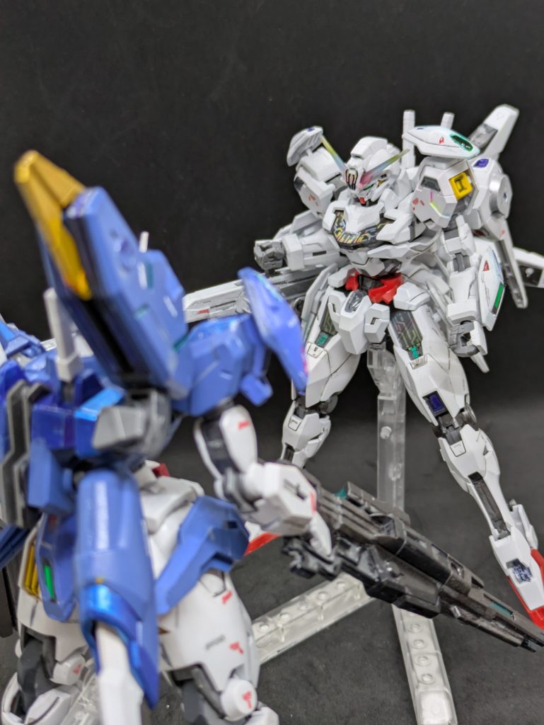 劇中シーン。その2。【GUNSTA様について】昔は私もネットコミュニティーとかリアルサークルに顔を出したことがありますが、リアルの仕事で疲弊するのに(お客様相談室勤務とかだったのでw)趣味の世界でも余計な気を使うのが馴染めませんでした。技術も教えてくれる人は少なく、見て覚えろみたいな大昔の職人みたいな気質にも馴染めませんでした。ガンプラしか作らないとバカにしてくる層もいましたからね。GUNSTA様は運営方針が楽しむことなのと、皆様の暖かいコメントが本当に嬉しく思います。やはりポジティブ思考の方が多いのが良いですね。なので私は自分の技量とか気にせず、凄いな、かっこいいな、素敵だなと思った作品にはイイネを押しますし、コメントも伝えさせていただきます。それを迷惑だと思わないでくださいね。(イイネを押し過ぎて一時ログインができなくなったことがありますw過度なのはダメと利用規約にあるので、読み落としている私が悪いですが・・・)