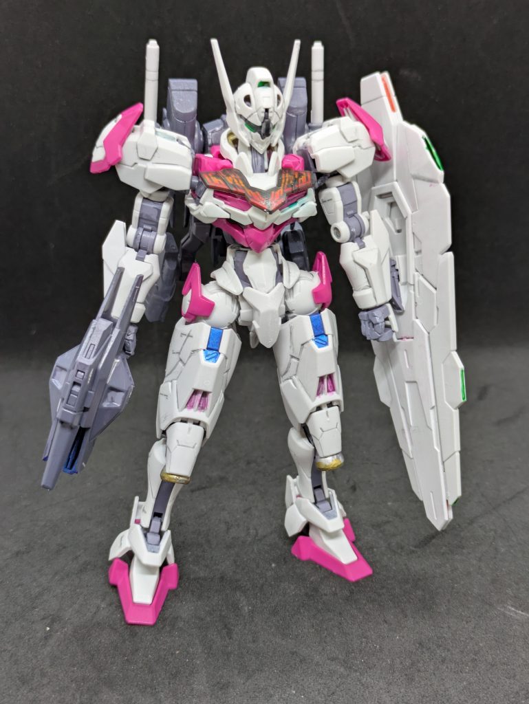 【プロとアマの違い?】GUNSTA内にも上手いモデラーさんはたくさんいます。中にはプロの方と比べても遜色ない方も多く見受けます。本当のプロの方もいらっしゃるかもしれませんが、私が思うプラモのプロとはズバリ高水準なレベルで完成させ、かつ納期を守れる人。尊敬します。あとはプラモに関することでお金を多少でもいただいている方だと思います。制作代行や完成品をオークションに出品する人、転売ヤー、購入しただけの物をアップするだけの動画配信者もプラモでお金をいただいているのなら、私はプロと認定します。プロ転売ヤーとか吐き気がしますけどねw【プランが大事】仕事も料理もガンプラも工程というものがあります。私は積みプラがアホみたいにあるので、少しでも完成させて減らしたい、という心情がありますので、なるべく時間をかけずにたくさん作っていきたいと考えています。そこで私が考える工程は下記になります。⒈全体のイメージ(どんな仕上げにするか、何に挑戦するかを決めます)何個もプラモを作っていると似たような作業工程で飽きません?⭐︎今回は蛍光塗料を使ったビコーンとインチキスジボリに挑戦しました。⒉塗装について塗るか塗らないか。筆塗りかエアブラシか。光沢かつや消しかetc.⭐︎今回は水性塗料で筆塗りランナー塗装。水星の魔女だからw⭐︎今回のキットでは大きなヒケはないですが、シールド装備の機体は大体ヒケがあるので、先にヤスリがけをします。光沢で仕上げない限り、400番までヤスれば十分だと思います。つや消しトップコートで誤魔化せます。⒊組み立て私は仮組みは、旧キットでもない限りしません。なぜなら仮組したパーツを外すときに壊してしまうからです。大体最近のキットなら完成見本とか組んでみたの動画を見ればイメージできちゃいますからね。後ハメ加工もあまりしません。ハメって言葉が叡智なので・・・。それは冗談ですが、なんか保持力とか落ちてしまうので(私だけ?)黙ってマスキングです。⒋本塗装今回は事前にランナー塗装をしているのでパーツ切断時に色が剥げたり、塗装ができていない箇所を修正します。ムラが出ているところも塗り直します。気泡みたいな所より、いかにも筆で塗りましたという所をメインに修正します。⭐︎関節部について。組む前に塗っておけば回避できますが、組んだ後に塗ると塗料の影響で割れる事象が起こることもあるので、最初から塗らないのもアリだと思います。⒌デカール貼り結構苦手という声も耳にしますが、私は自分の拙いところを補完してくれる魔法ツールだと思っていますので、積極的に活用しています。どういうところに貼ればいいの?の疑問にはガンダムデカールであれば公式バンダイホビーサイトを見てください。デカールは公式の物を使用しましょう。コーションデカールはサードパーティーで問題ないと思いますが、型式番号とかジオン公国章やEFSFのマークなどは自作はともかく海外製とかありえないですから。⭐︎私は組んだらバラさないので、全部組んだままデカールを貼ります。貼りにくいと思うでしょうが、慣れです。⒍墨入れ墨入れをするとパーツに陰影がついてメリハリがつきます。実際行う人は多いと思いますが、私のお勧めは鉛筆です。修正も消しゴムで消せますしね。リブルスは鉛筆で墨入れしています。キャリバーンはタミヤの墨入れを使用しました。ガンダムマーカーも使いました。⒎トップコート最後にトップコートを吹いて完成です。私は缶スプレーぶっかけです。私は組んだままなので倒れないように気をつけて吹いてます。⒏写真撮影私は市販の撮影ブースで撮っています。安くはないですが、単純に映えます。撮影ブースで撮るだけでも出来栄えUPしますので、オススメです。GUNSTA様内でも撮影ブースで撮ればもっと映えるのに、と思う方が多いです。お金はかかりますが、お手軽仕上がりUPの逸品です。カメラは一眼レフを使っていましたが、最近のスマホカメラは性能が良いので、スマホで撮影しています。以上で工程説明を終わります。長文駄文失礼しました。