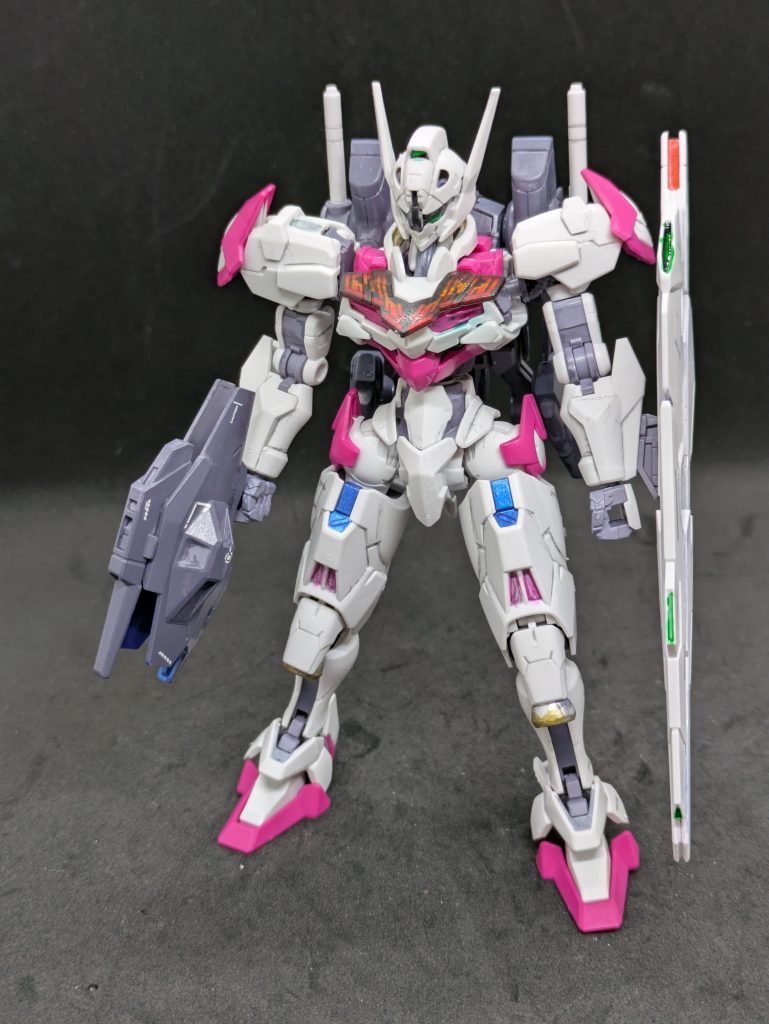 【ルブリス】水星の魔女から最初にキット化された機体です。可動範囲、接地具合と文句ないです。ハマーン様が乗っても違和感のない配色も合格ですw【今回の課題1】私は基本スジボリをしません。できないからですwスジボリが決まってる作品はメチャメチャかっこいいのですが、なんか運河掘りのような気もしてオーバースケールなんじゃないかな?とも思ってしまうのです。特にザクとかジオン系はあの曲線美がいいのになーと思っているので、RGの分割ラインとか見るとウーンと思います。まぁ、できない奴のやっかみというやつですね。そこで私も挑戦!モールドはもう一度けがきました。これだけでもメリハリがあるかと。次にモールドを鉛筆で描きました。彫ってないです。描きました。展示会とか実物を見てもらう場所には出せませんが、こういうデジタルに特化した発表の場だと、こういう小技も時には良いのではないでしょうか?描いた場所は内緒です。そんなに箇所は多くありません・・・。画像加工はしていません。足早に過ぎて行く時の中〜、増えていくのは嘘の数だけ〜♪