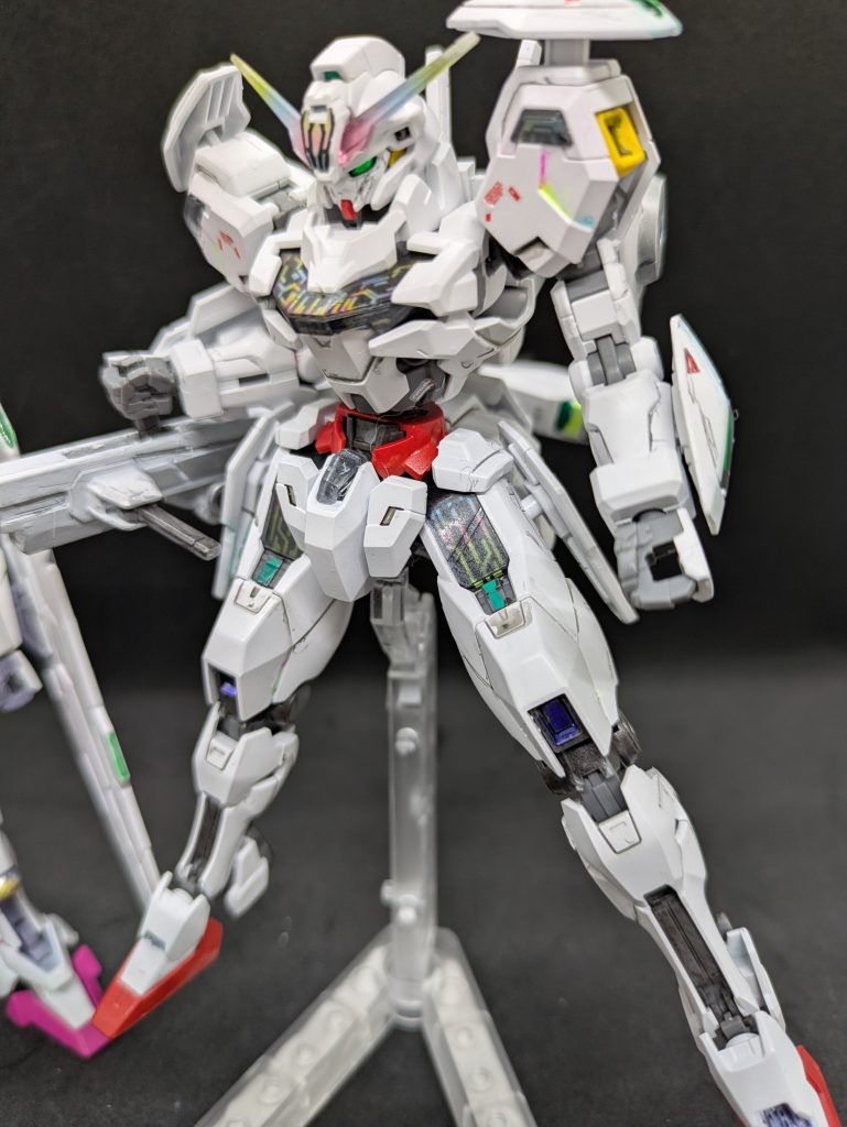 【ビコーンについて】蛍光塗料にブラックライトを当ててビコーンだということは分かりましたが肝心な蛍光塗料は何が良いのでしょう?ガイアノーツの蛍光エナメルカラーが良さそうですが、私はエナメル塗料は上手く使えない(パーツを良く割る)のです。そこで今回塗ったのは蛍光ペンです。「はーい、ここ試験に出ますよー。マークしてねー。」で使用する蛍光ペンです。色によって上手く光りませんが、プラにも塗れるんですね。修正もティッシュで拭き取ればOKです。宇宙世紀には毛蛍光ペンのベタ塗りは疑問ですが、水星の世界の機体は発光モードが多いので、大袈裟にしてみました。本当は虹色に輝く予定でしたが、レインボーには見えませんね。インドの山奥での修行が足りないようです。トップコートしましたが、触ると塗料が落ちそうなので、気をつけよう。